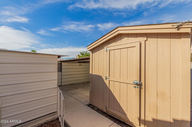 Building Photo - 8338 W Paradise Dr