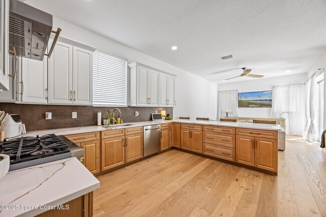 Building Photo - 385 Newport Dr