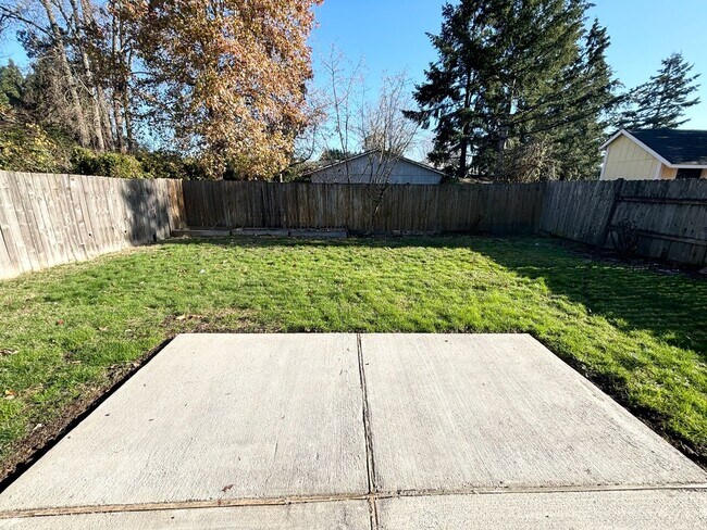 Building Photo - Beautiful 3 Bedroom Beaverton Home with New Carpet and Large Fenced in Backyard!