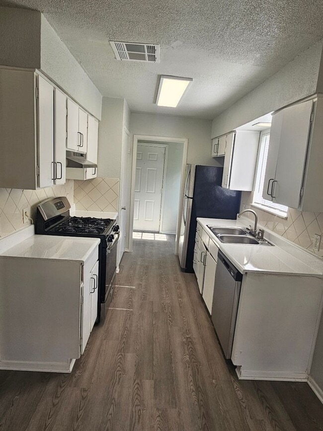 Building Photo - PRELEASING FOR MID AUGUST! Cozy 3/2 in the Heart of South Austin!