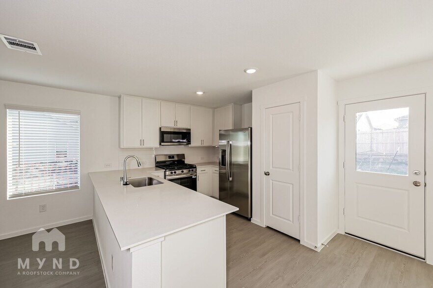 Building Photo - 2700 River Knl Ln