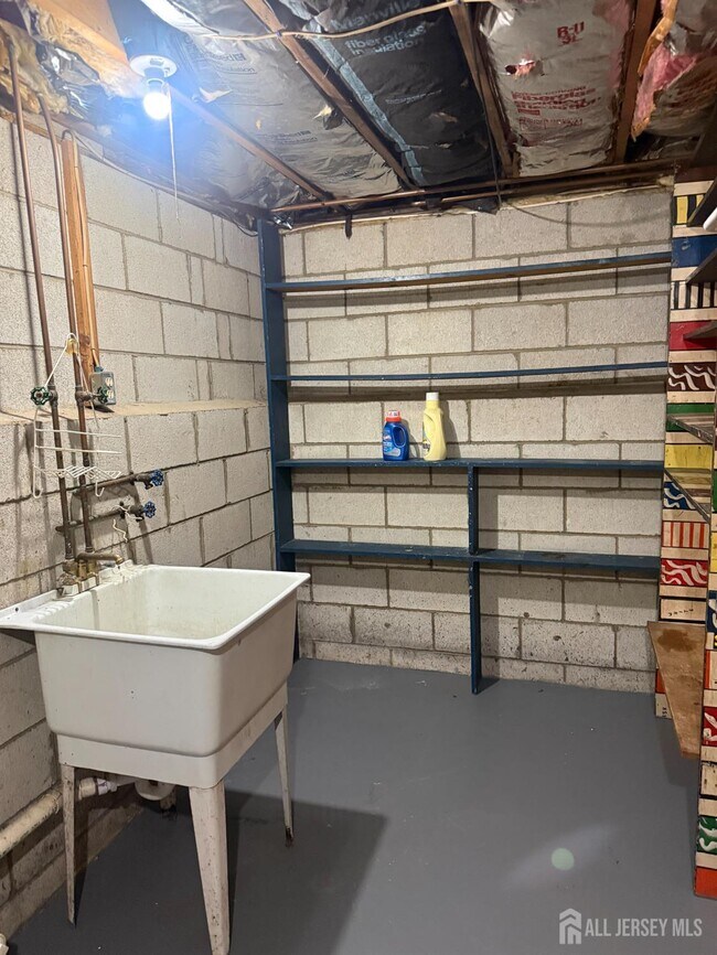 Building Photo - 710-712-712 Drake Ave