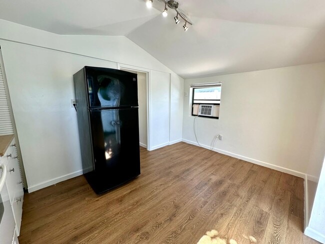 Building Photo - 6101 Webster Ave