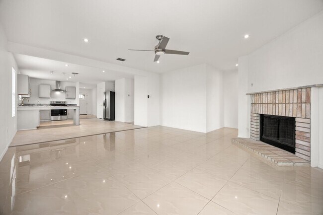 Building Photo - Beautiful 3 bedroom 2 bath home on Big Corner Lot!