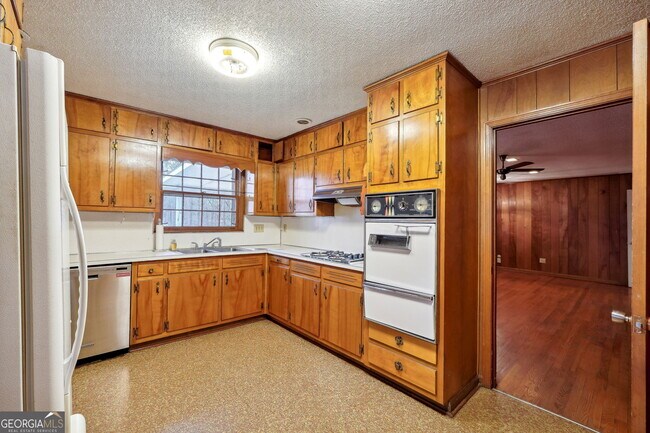 Building Photo - 5140 Lakewood Dr