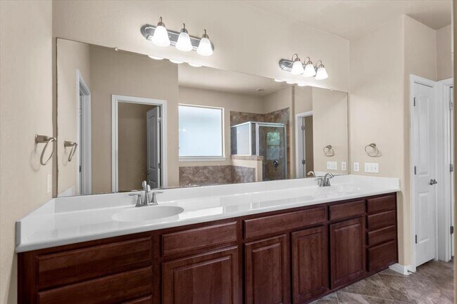 Building Photo - 2041 Livonia Dr