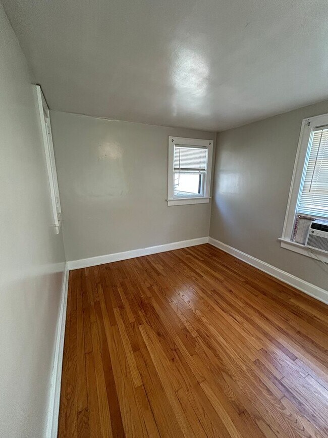 Building Photo - Charming 4-Bed Home with Fireplace & Hardw...