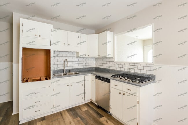 Building Photo - 500 E 3 Dr S