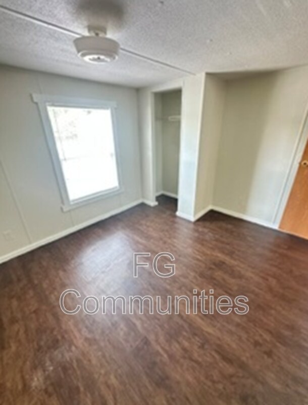 Building Photo - 17 Glimmer Dr