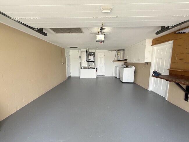 Building Photo - "Charming 2-Bed, 2-Bath Oasis with 1334 Sq Ft in New Port Richey!"