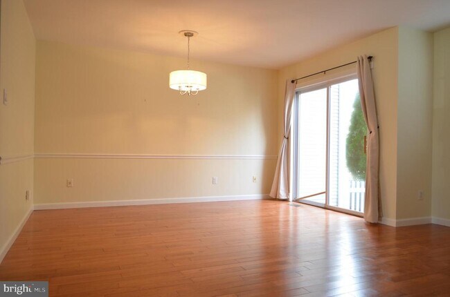 Building Photo - 13 Stanwyck Ct