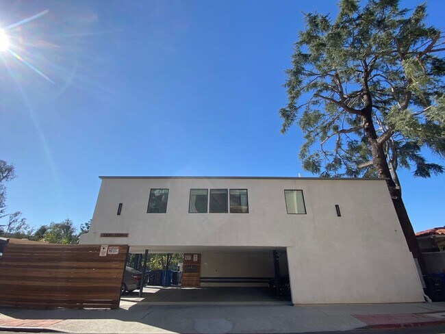 Building Photo - Hollywood Hills, tree lined street, perfec...