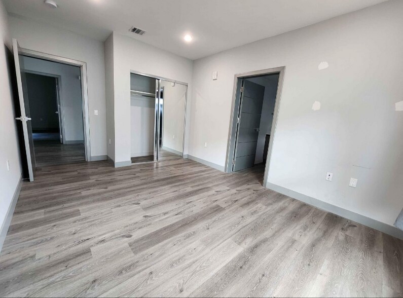 Building Photo - 7040 Woodman Ave