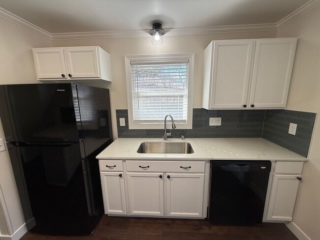 Building Photo - Newly Renovated 3 Bed, 1 Bath House w/ Bonus Room!