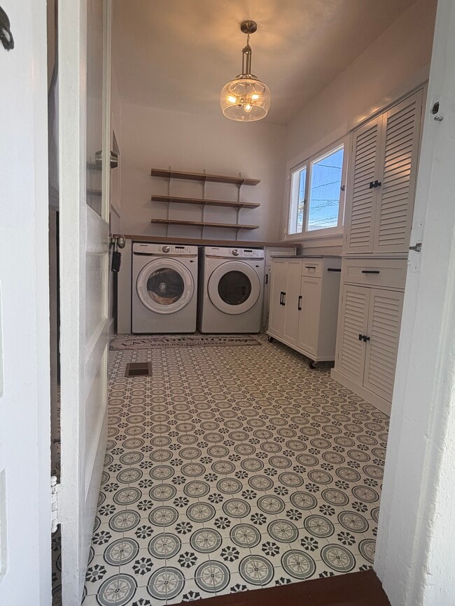 Laundry Room - 713 S Bronson Ave