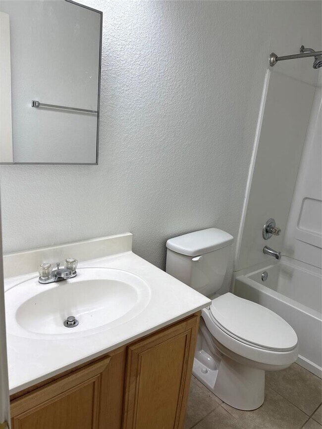 Building Photo - 2114 Cottontail Dr