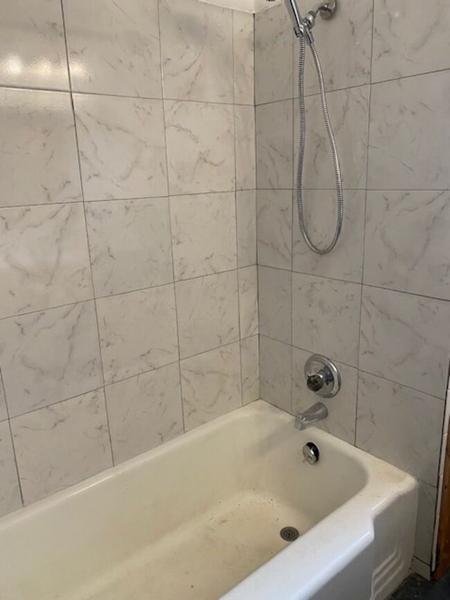 Building Photo - CHARMING 3 BED, 1 BATH HOME