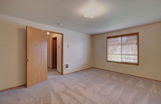 Building Photo - Welcome to this charming 2 bedroom, 2 bath...