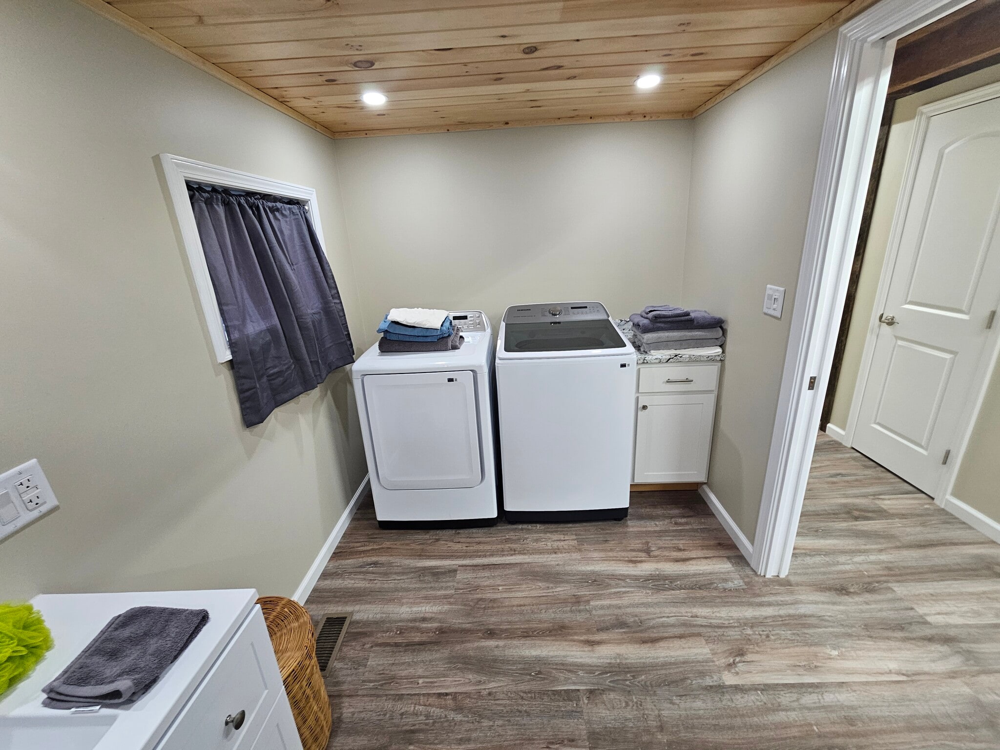 Oversized Samsung Washer & Dryer with Folding Counter & wash supplies - 8152 Wilson Karr Rd