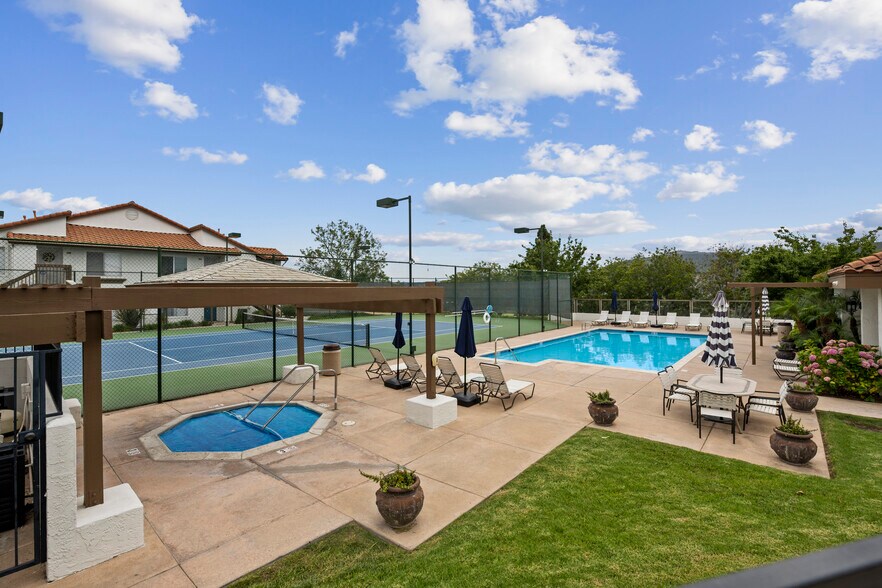 Building Photo - 858 S Rancho Santa Fe Rd