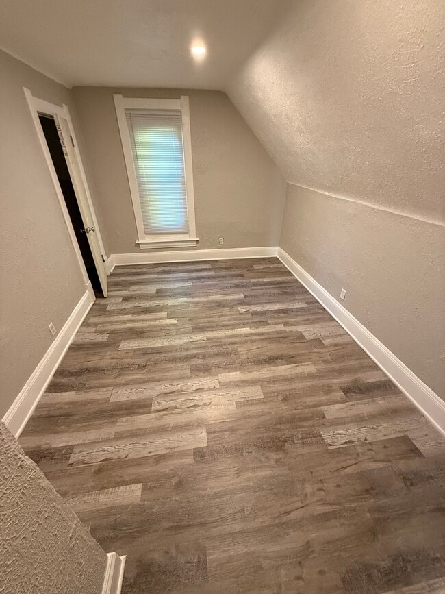 Building Photo - 659 Stebbins St