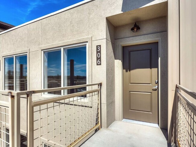 Interior Photo - 2214 E Goodman St