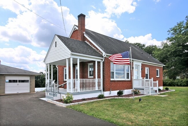 Primary Photo - Fredericksburg 3 bedroom w 2 car garage