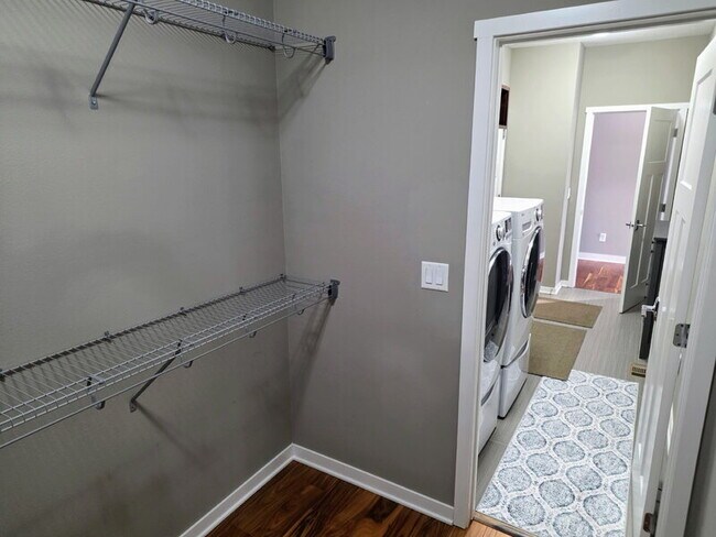 Building Photo - 482 NE Westgate Dr