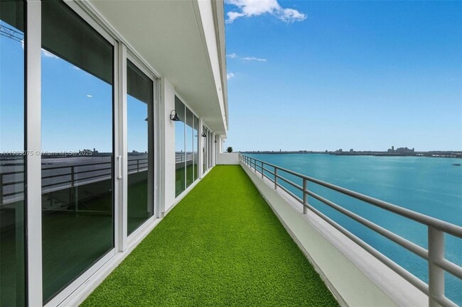 Building Photo - 555 NE 34th St