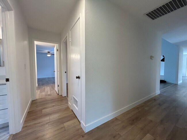 Building Photo - Spacious 4-Bedroom 2.5 Bath Single-Story H...