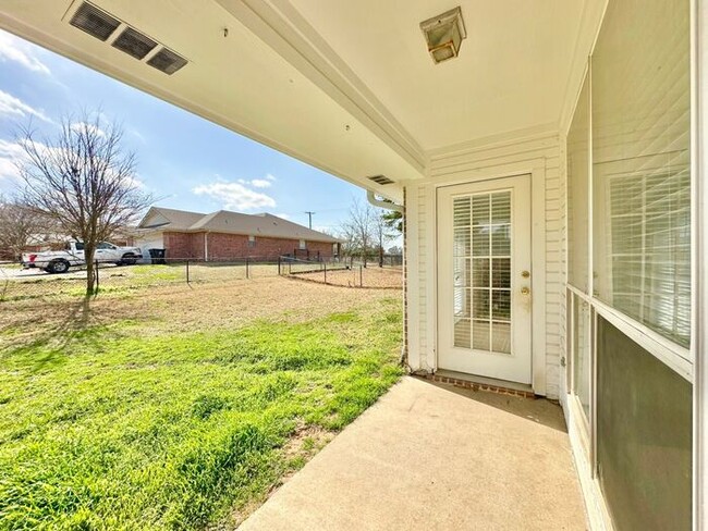 Building Photo - Available Now! Spacious 3 Bedroom 2 Bath D...