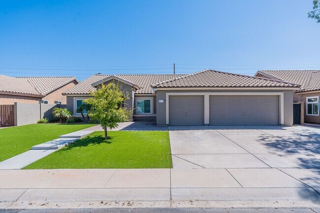 Building Photo - Charming 4-Bedroom Home with Luxurious Poo...