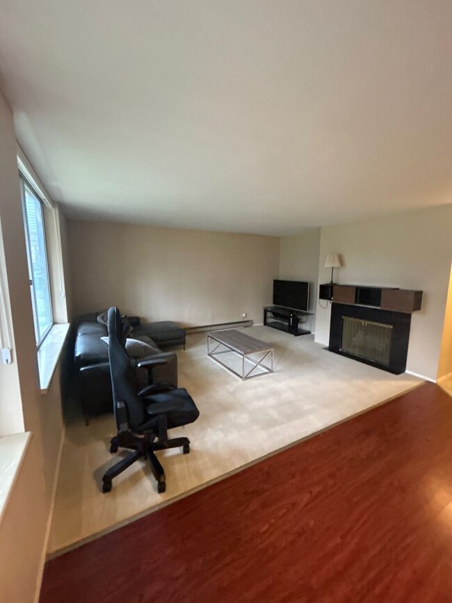 Building Photo - Fantastic 2 Bed 2 Bath Condo in the U Dist...