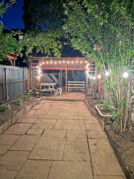 Building Photo - 518A Halsey St