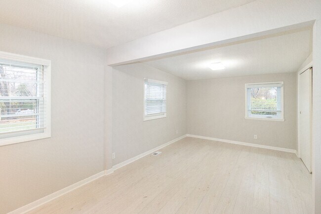 Building Photo - Gorgeous fully updated 3 bed 3 bath near KU Campus!