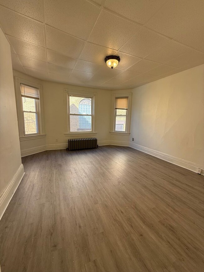 Building Photo - 305 Marguerite Ave