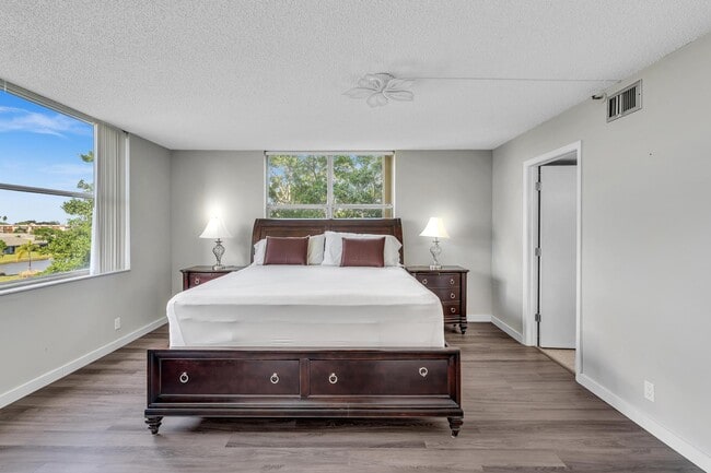 Building Photo - 14623 Bonaire Blvd