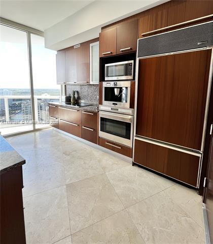 Building Photo - 15901 Collins Ave