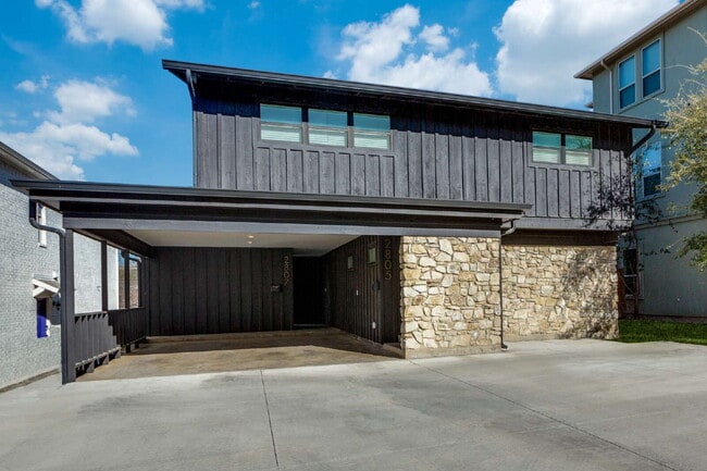 Building Photo - 2805 Sandage Ave