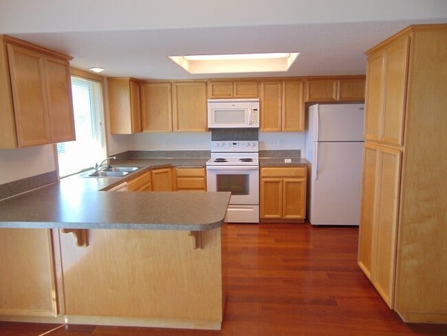 Building Photo - Enjoy Easy Living in Cascade Park with a Private Fenced Backyard