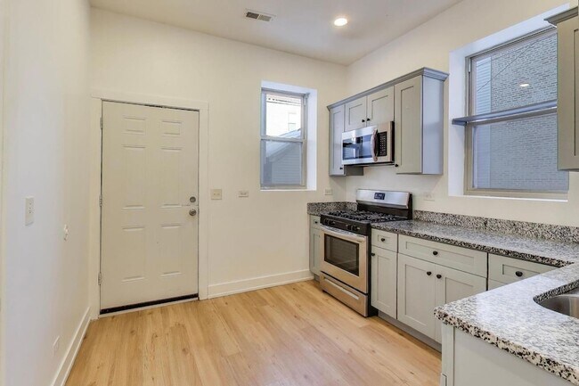 Building Photo - 1908 W 48th St