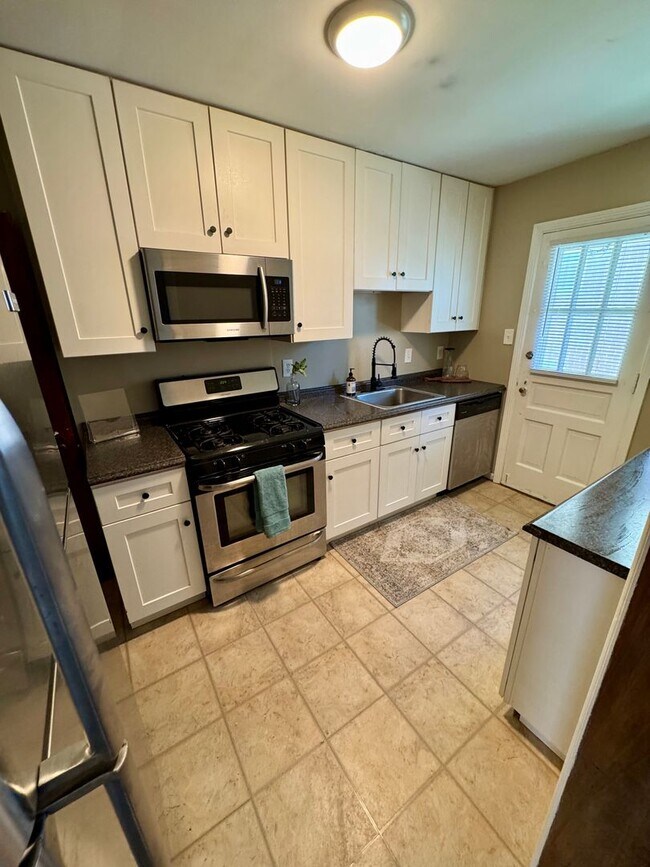Building Photo - 2 Bedroom - Grandview Area