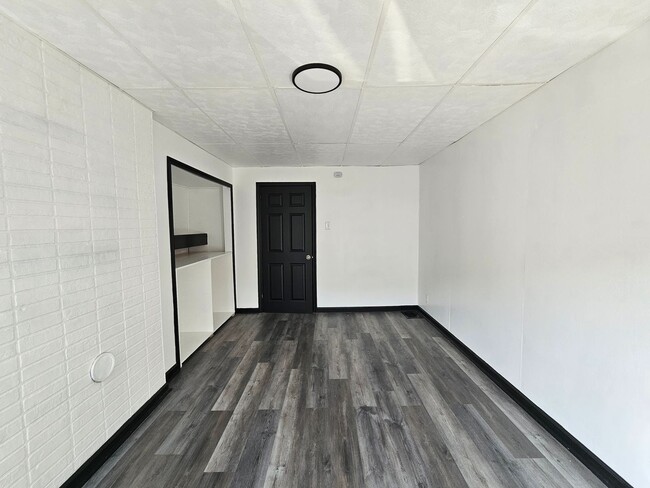 Building Photo - Fully Updated 4-bedroom 2 bath house for r...