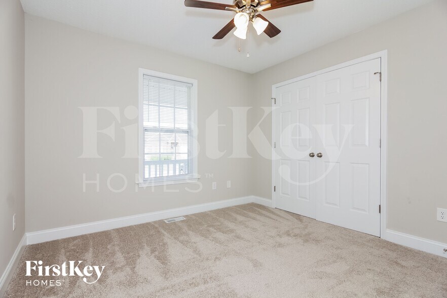 Building Photo - 5327 Oaktree Dr