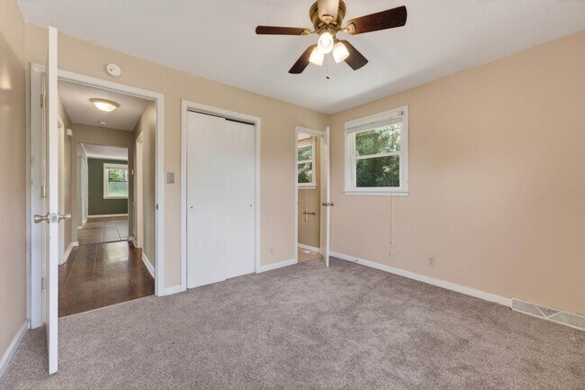 Building Photo - 3 Bedroom Pet Friendly Home For Rent Near Heritage Park!