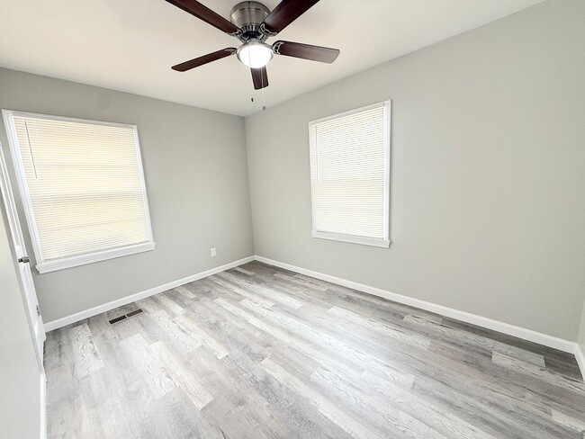 Building Photo - Cute Two Bedroom Home