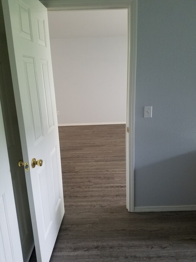 Building Photo - Recently Renovated 1 Bedroom 1 Bath  Walk-...