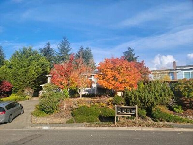 Building Photo - Classic North Tacoma 4 Bedroom Tri-Level with Peak a Boo View!