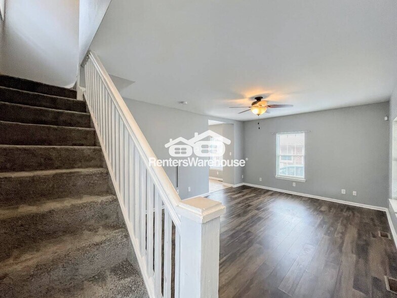 Building Photo - 227 Woodview Ave