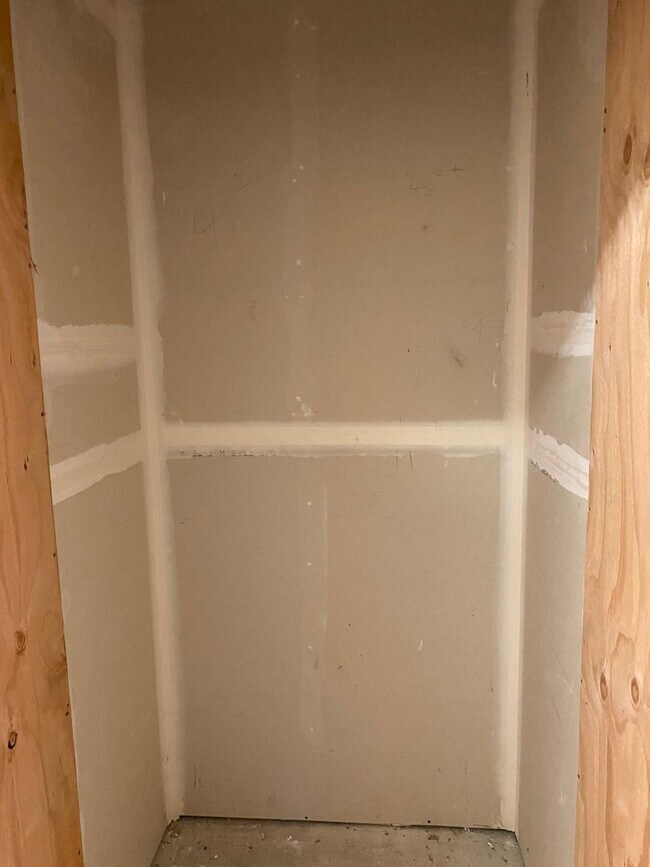 Building Photo - Spacious Seattle Condo - $2,000